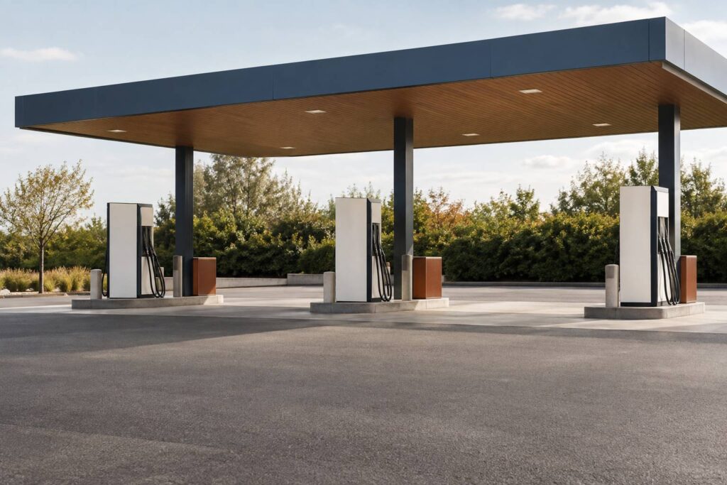 Station-service generique en journee avec pompes sobres sous un auvent metallique